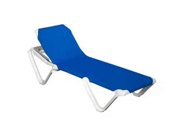 Tumbona de playa con estructura blanca y tejido azul, ideal para exteriores y zonas de descanso al aire libre