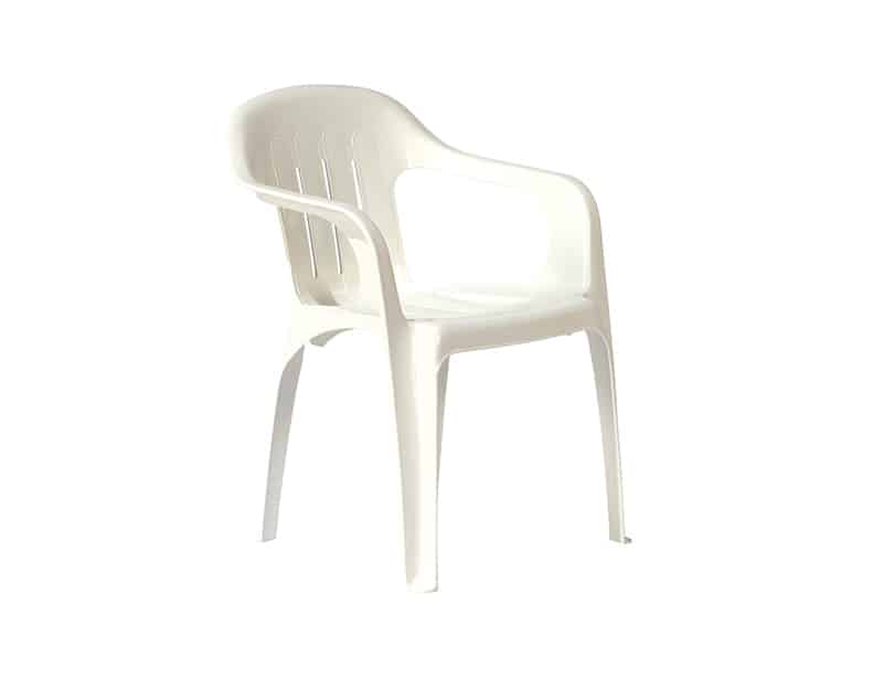 Cadira de color blanc amb recolzabraços, col·locada contra un fons clar i llis. La cadira té un respatller alt amb 4 lamel·les verticals per a suport i està dissenyada per a propòsits bàsics de seient.