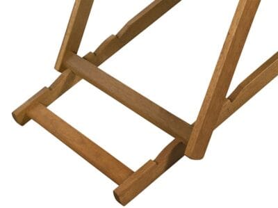 La structure de la mini chaise longue peut être vue montrant la partie réglable.
