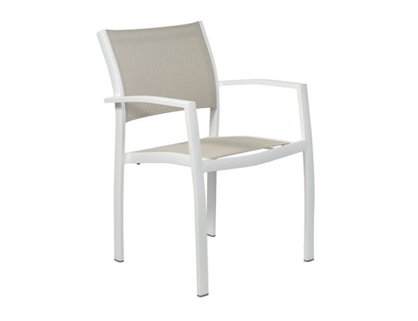 Cadira de pati moderna amb estructura d'alumini de color blanc i seient i respatller en tela de color beix