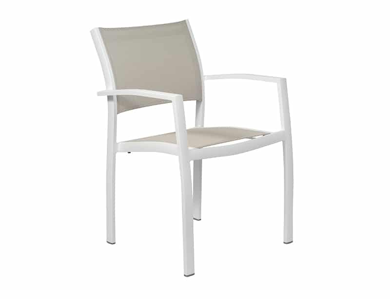Cadira de pati moderna amb estructura d'alumini de color blanc i seient i respatller en tela de color beix