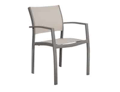 Silla de patio moderna con estructura de aluminio en color gris y asiento y respaldo en tela de color beige