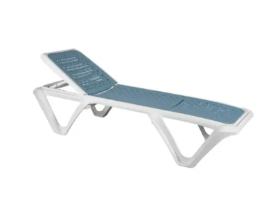 The image shows the best outdoor sun loungers a white and light blue reclining sun lounger. The frame of the sun lounger is made of white plastic, with a modern and ergonomic design. The lying surface is yellow and has a perforated pattern for comfort and ventilation. The sun lounger has an adjustable part on the backrest to allow different reclining positions.