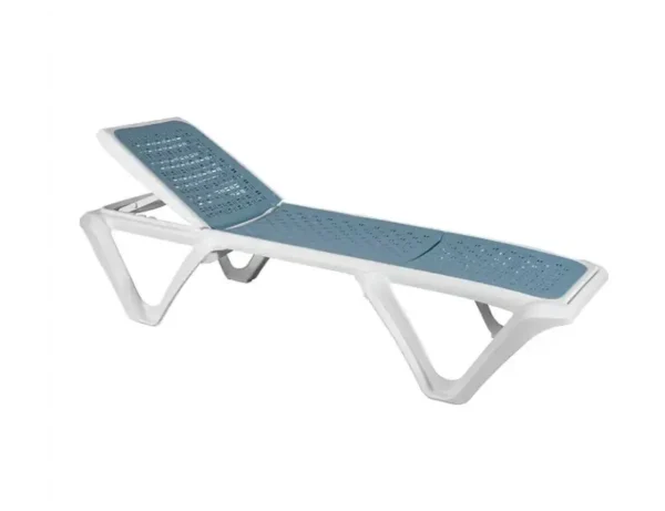 La imagen muestra una tumbona reclinable de color blanco y celeste. La estructura de la tumbona es de plástico blanco, con un diseño moderno y ergonómico. La superficie para acostarse es de color amarillo y tiene un patrón perforado para mayor comodidad y ventilación. La tumbona tiene una parte ajustable en el respaldo para permitir diferentes posiciones de reclinado