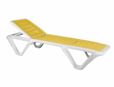 The image shows a white and yellow reclining sun lounger. The frame of the sun lounger is made of white plastic, with a modern and ergonomic design. The lying surface is yellow and has a perforated pattern for comfort and ventilation. The sun lounger has an adjustable part on the backrest to allow for different reclining positions.