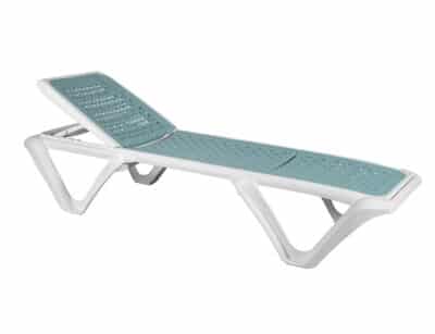 The image shows a white and green reclining lounger. The frame of the lounger is made of white plastic, with a modern and ergonomic design. The lying surface is light blue and has a perforated pattern for comfort and ventilation. The lounger has an adjustable part on the backrest to allow for different reclining positions.