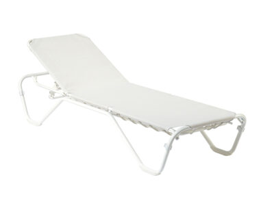 Tumbona reclinable con marco de aluminio y parte superior con tejido en color blanco. La tumbona parece ser ajustable con bisagras cerca de la sección media para levantar el reposacabezas. Forma parte de la colección de tumbonas apilables de la marca Balliu.