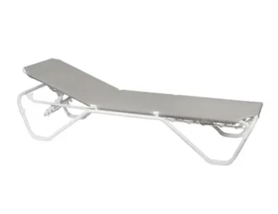 Tumbona reclinable con marco de aluminio y parte superior con tejido en color gris. Forma parte de la colección de tumbonas apilables de la marca Balliu.