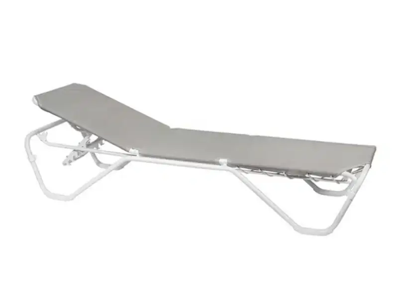 Tumbona reclinable con marco de aluminio y parte superior con tejido en color gris. Forma parte de la colección de tumbonas apilables de la marca Balliu.
