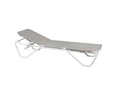 Tumbona reclinable con marco de aluminio y parte superior con tejido en color gris. La tumbona parece ser ajustable con bisagras cerca de la sección media para levantar el reposacabezas. Forma parte de la colección de tumbonas apilables de la marca Balliu.