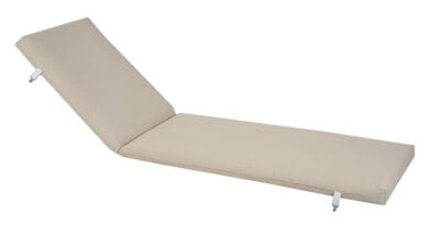 Colchoneta de color beige para tumbona . Diseño ergonómico y plegable, perfecta para añadir confort a las tumbonas en exteriores como piscinas y patios