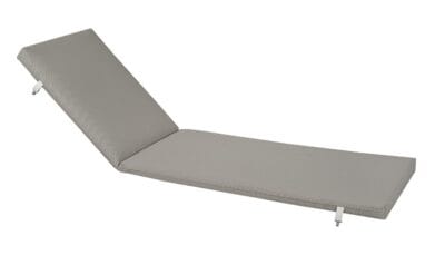 Coussin ergonomique et pliable gris clair pour chaises longues – un accessoire de mobilier d'extérieur indispensable conçu pour améliorer le confort dans les environnements extérieurs comme les piscines et les patios.