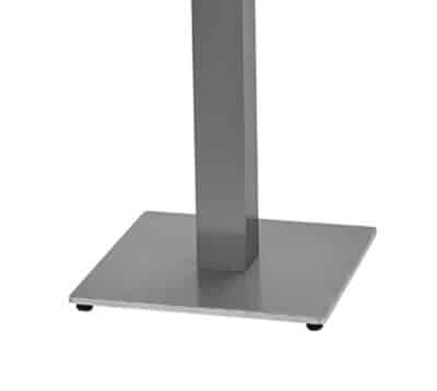 Se ve el pìe metalico de una mesa enganchado a la base central.