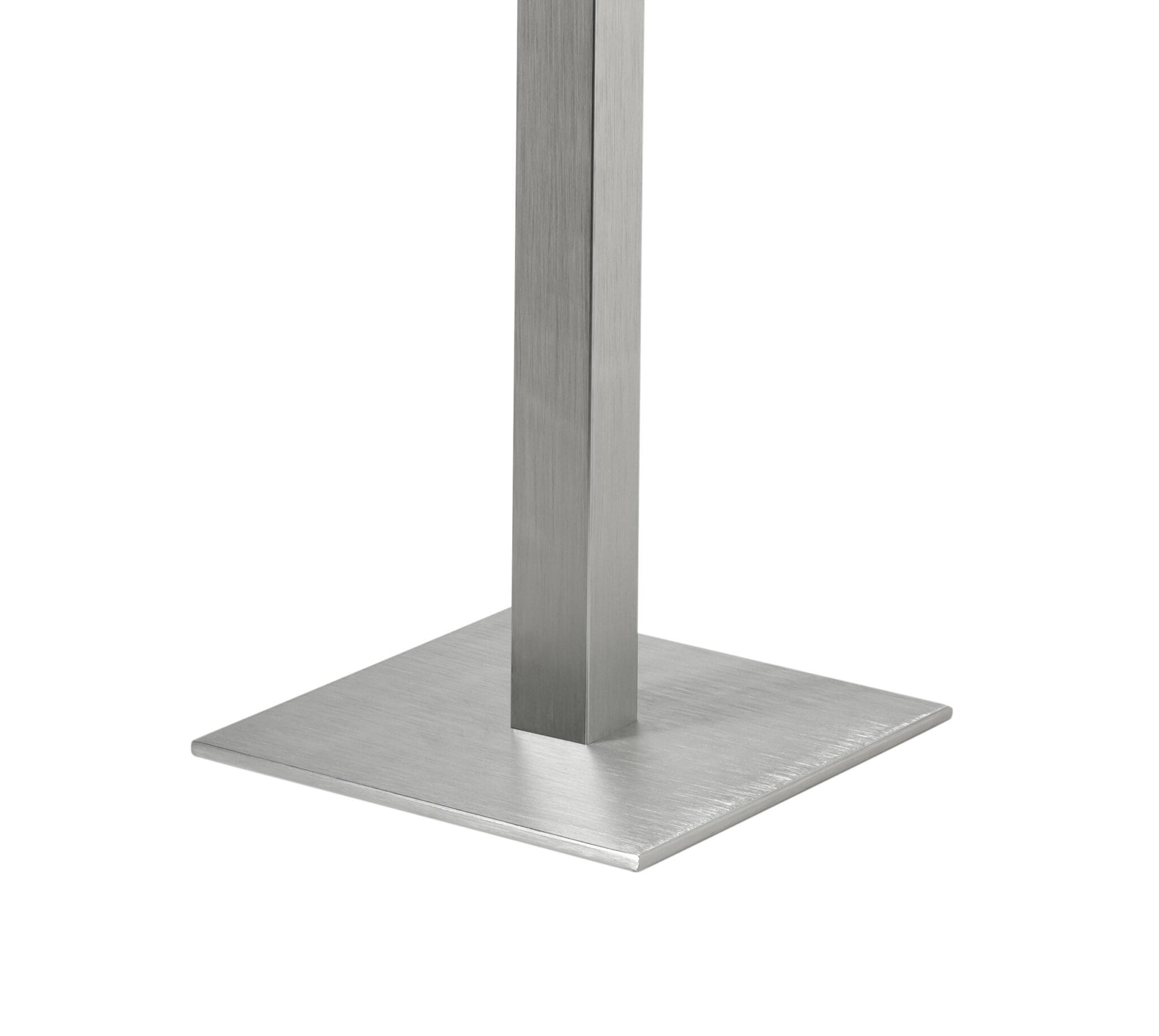 Se ve el pìe metalico de una mesa enganchado a la base central.