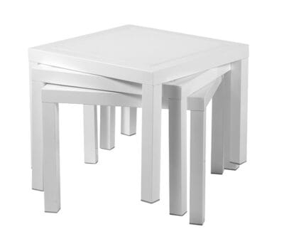 Plusieurs mini tables en aluminium mat blanc sont visibles empilées les unes sur les autres.
