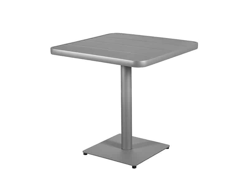 Imatge d´una moderna i elegant taula quadrada aïllada sobre un fons blanc. La taula, de color gris clar, té una superfície plana amb línies horitzontals distintives que suggereixen taulons o panells. El disseny de la taula és minimalista i contemporani, amb una base de pedestal central