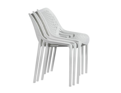 Imagen de unas sillas apilonadas de diseño moderno con estructura y patas en color blanco.