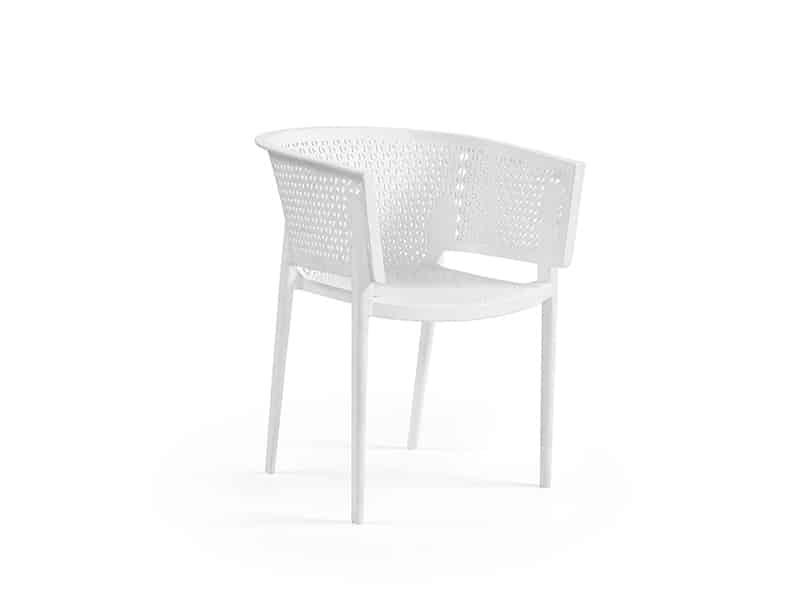 Image d'une chaise blanche au design moderne avec un motif de travail ouvert et incurvé sur le dossier et l'assise. La chaise a quatre pieds, des accoudoirs et est positionnée sur un fond clair et simple qui offre un environnement neutre qui met en valeur l'objet.