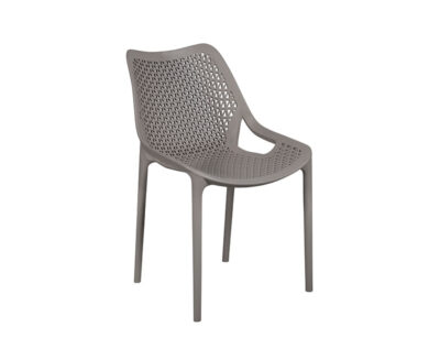 Imagen de una silla tortola de diseño moderno con un patrón de trabajo abierto y curvado en el respaldo y el asiento. La silla tiene cuatro patas, reposabrazos y está posicionada contra un fondo claro y simple que proporciona un entorno neutro que resalta el artículo