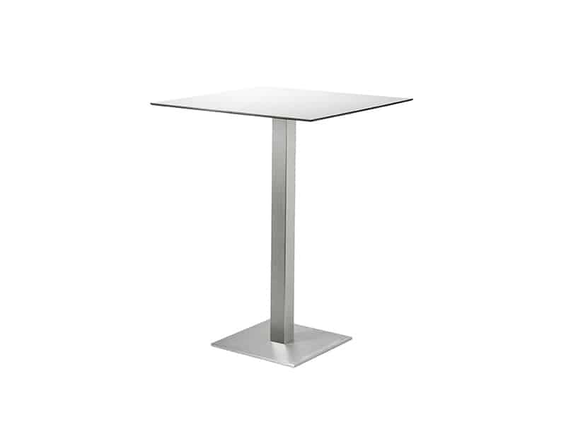 Imatge d´una taula moderna amb superfície quadrada de color gris clar i base central de metall cromat amb una pota inclinada. La taula té un disseny minimalista i contemporani, ideal per a bars o restaurants moderns