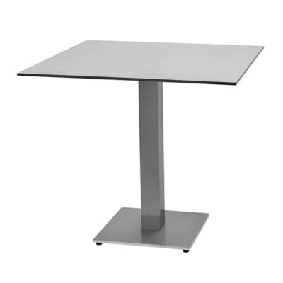 Imagen de una mesa de aluminio cepillado moderna con superficie cuadrada y de color gris claro, base central de metal cromado con cuatro patas inclinadas. La mesa tiene un diseño minimalista y contemporáneo, ideal para bares o restaurantes modernos