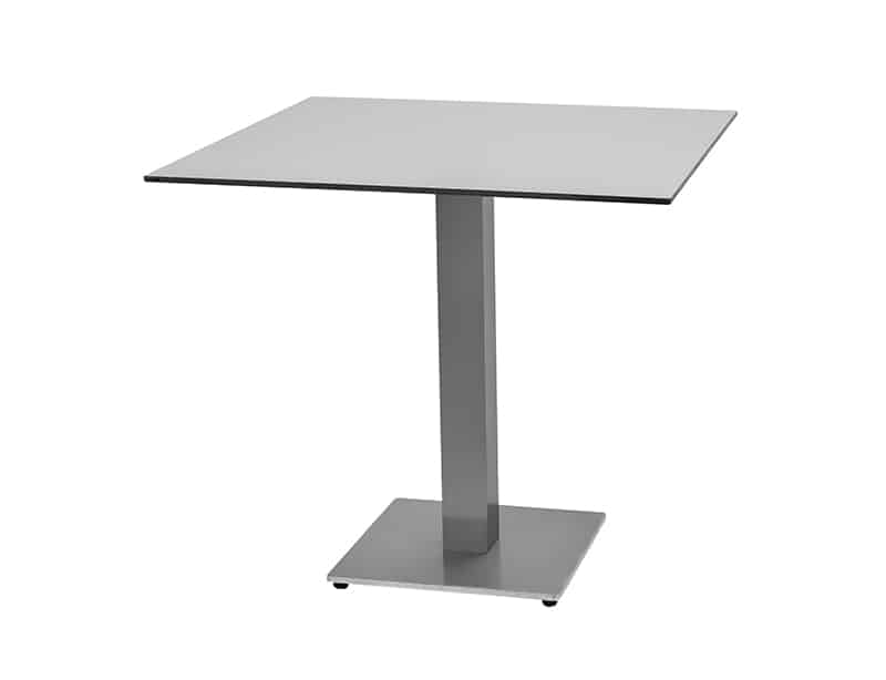 Imatge d´una taula d´alumini raspallat moderna amb superfície quadrada i de color gris clar, base central de metall cromat amb quatre potes inclinades. La taula té un disseny minimalista i contemporani, ideal per a bars o restaurants moderns