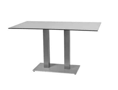 Imatge d´una taula d´alumini raspallat, moderna amb superfície quadrada de color gris clar i base central de metall cromat amb dues potes unificades a la base La taula té un disseny minimalista i contemporani, ideal per a bars o restaurants moderns