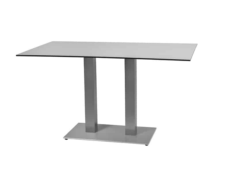 Imatge d´una taula d´alumini raspallat, moderna amb superfície quadrada de color gris clar i base central de metall cromat amb dues potes unificades a la base La taula té un disseny minimalista i contemporani, ideal per a bars o restaurants moderns