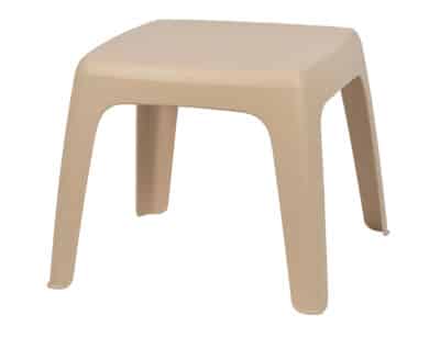 Imagen de una mesa pequeña de plástico color arena con cuatro patas y tablero plano sin respaldo. La mini mesa tiene un diseño minimalista, con patas ligeramente inclinadas que se estrechan desde el tablero