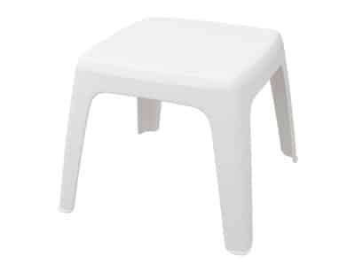 Imagen de una mesa pequeña de plástico color bronce con cuatro patas y tablero plano sin respaldo. La mini mesa tiene un diseño minimalista, con patas ligeramente inclinadas que se estrechan desde el tablero