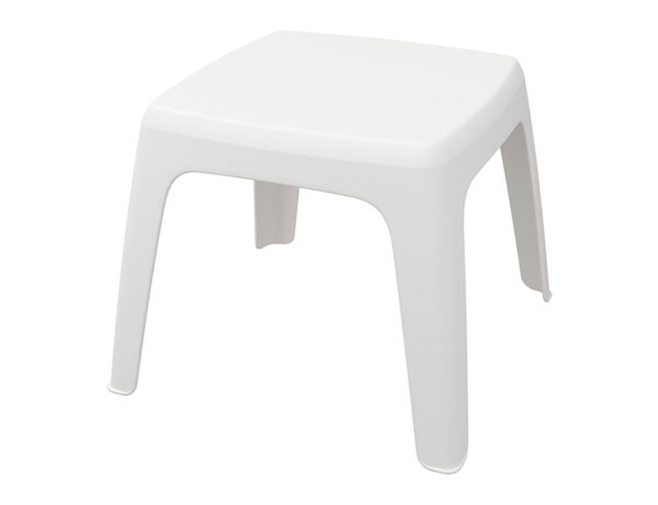 Imagen de una mesa pequeña de plástico color bronce con cuatro patas y tablero plano sin respaldo. La mini mesa tiene un diseño minimalista, con patas ligeramente inclinadas que se estrechan desde el tablero