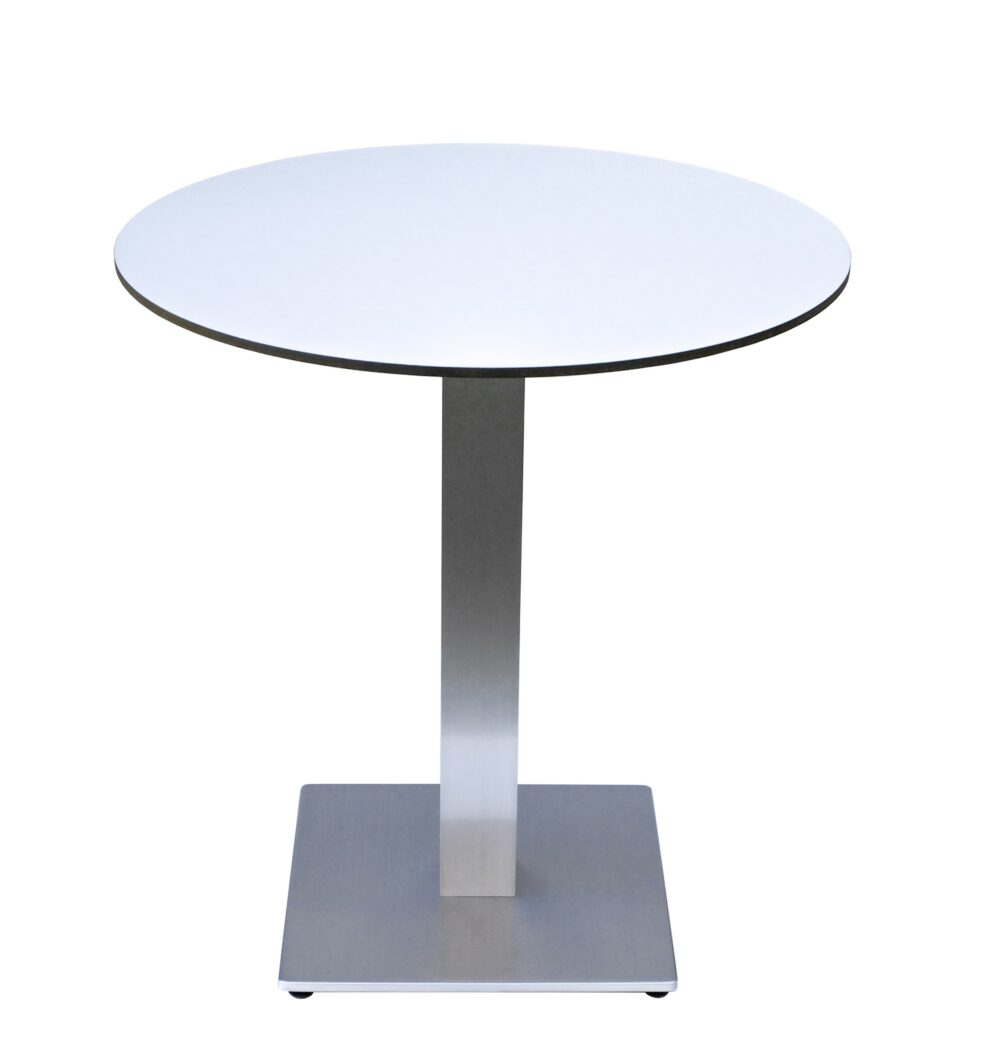 Mesa redonda de exterior con tablero blanco de HPL y estructura de aluminio. La base es cuadrada y robusta, con columna central de líneas rectas en acabado metálico cepillado.