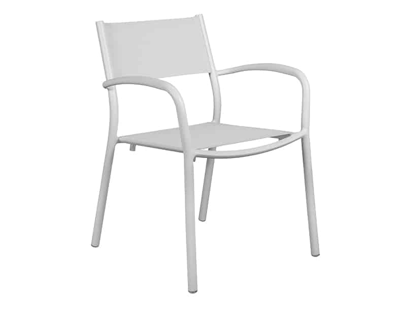 La imatge mostra una cadira moderna de color blanc. La cadira té un disseny minimalista amb un respatller recte i prim. Els braços de la cadira estan corbats i connectats directament a les potes davanteres, les quals són primes i rectes