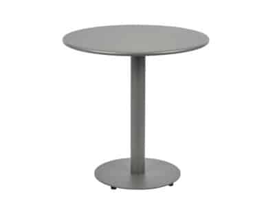 Imagen de una moderna y elegante mesa redonda aislada sobre un fondo blanco. La mesa, de color gris claro, tiene una superficie plana con líneas horizontales distintivas que sugieren tablones o paneles. El diseño de la mesa es minimalista y contemporáneo, con una base de pedestal central