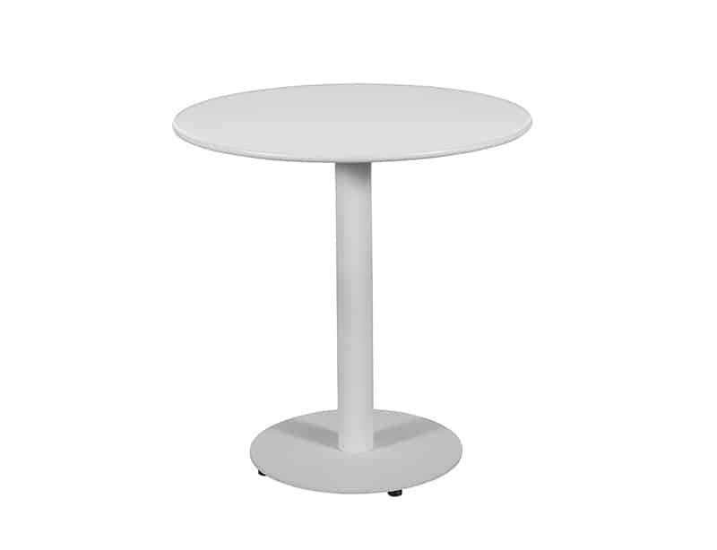 Imatge d´una moderna i elegant taula quadrada aïllada sobre un fons blanc. La taula, de color gris clar, té una superfície plana amb línies horitzontals distintives que suggereixen taulons o panells. El disseny de la taula és minimalista i contemporani, amb una base de pedestal central