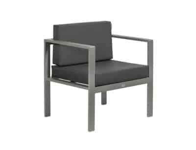 Sofa moderno de una plaza con estructura de color aluminio y cojines de tela color gris oscuro, sobre fondo blanco.