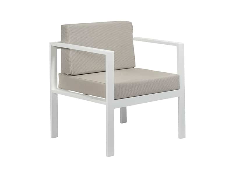 Sofa modern amb estructura de color blanc i coixins de roba color natural, sobre fons blanc.