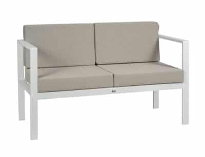 Canapé deux places moderne avec structure blanche et coussins en tissu de couleur naturelle sur fond blanc.