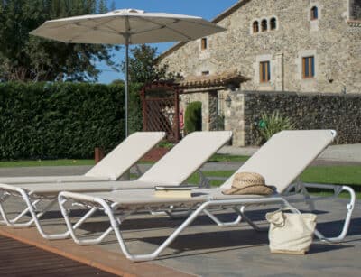 Gandules blanques ajustables amb para-sol a joc - Model Marina. Estructura d'alumini i teixit resistent, perfectes per relaxar-se a jardins o al costat de piscines