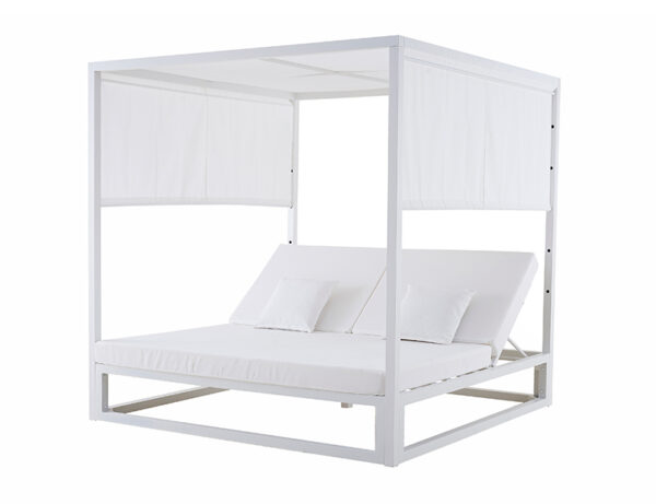 Cama balinesa Balliu con estructura de aluminio blanco, dos respaldos reclinables, colchoneta y cojines en tejido Balliu blanco, acompañada de dos cortinas laterales para sombra y privacidad, diseñada para entornos premium junto a piscina o playa.