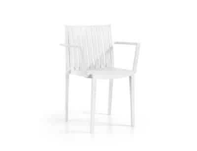 Silla de exterior blanca con reposabrazos - Modelo Vera. Diseño contemporáneo y minimalista, perfecta para balcones y espacios modernos