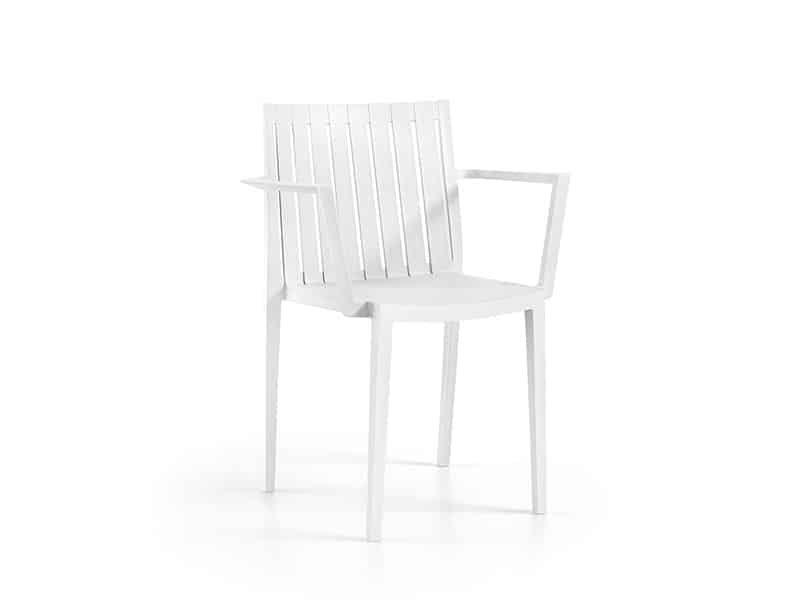 Cadira d'exterior blanca amb reposabraços - Model Vera. Disseny contemporani i minimalista, perfecta per a balcons i espais moderns