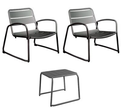 A la imatge es mostra un conjunt d´una taula d´alumini gris i una cadira d´exterior de metall gris amb braços - Model Contemporani Alpí. Estructura de línies simples i modernes, perfecta per complementar espais minimalistes o patis urbans