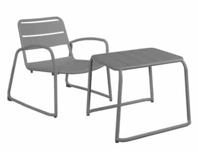 A la imatge es mostra un conjunt d´una taula d´alumini gris i una cadira d´exterior de metall gris amb braços. Estructura de línies simples i modernes, perfecta per complementar espais minimalistes o patis urbans