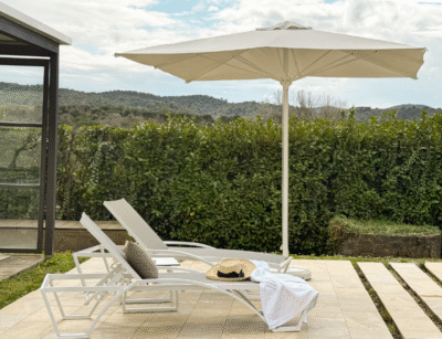 Gandula d'alumini Etna amb piscina en entorn hoteler modern