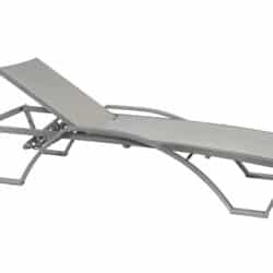 Tumbona de aluminio gris  - Modelo Etna. Estructura ligera y reclinable, perfecta para uso en piscinas y áreas de descanso al aire libre.