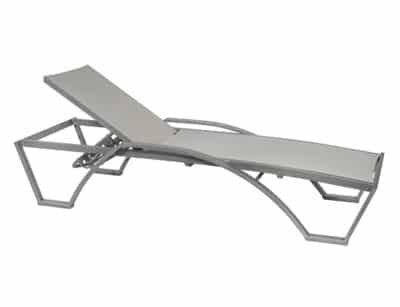 Tumbona de aluminio gris - Modelo Etna. Estructura ligera y reclinable, perfecta para uso en piscinas y áreas de descanso al aire libre.