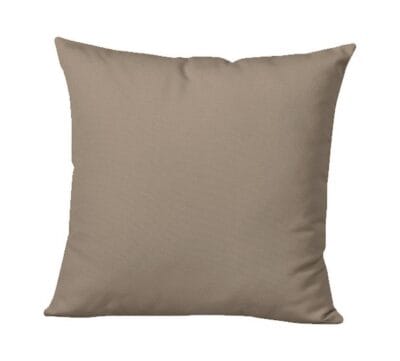 Almohada color tortola cuadrada lisa, textura suave y sin diseño, ideal como accesorio para muebles de exterior