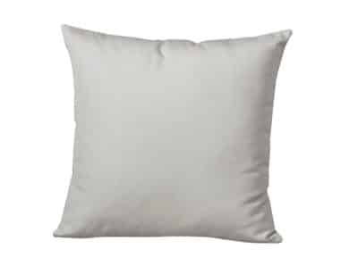 Almohada gris cuadrada lisa, textura suave y sin diseño, ideal como accesorio para muebles de exterior