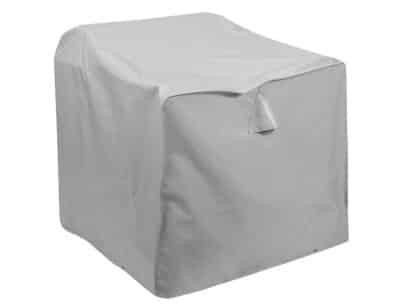 La imagen muestra una funda protectora gris para un sofá de una plaza, hecha de un material impermeable, el accesorio para muebles de exterior perfecto para proteger tus espacios exteriores